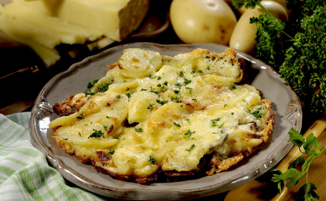 Plat Auvergnat à Base De Patate Et De Cantal Truffade une recette traditionelle d'Auvergne à faire avec de la tome