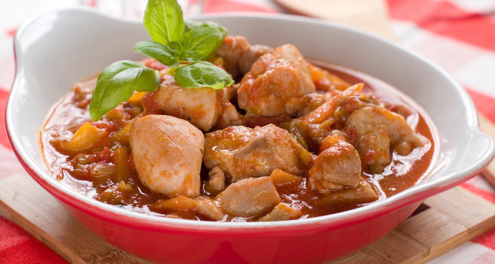 Poulet sauté à la tomate et au basilic, un bon plat mijoté à la provençale Les recettes de Poulet sauté à la tomate et au basilic, un bon plat mijoté à la provençale Les recettes de