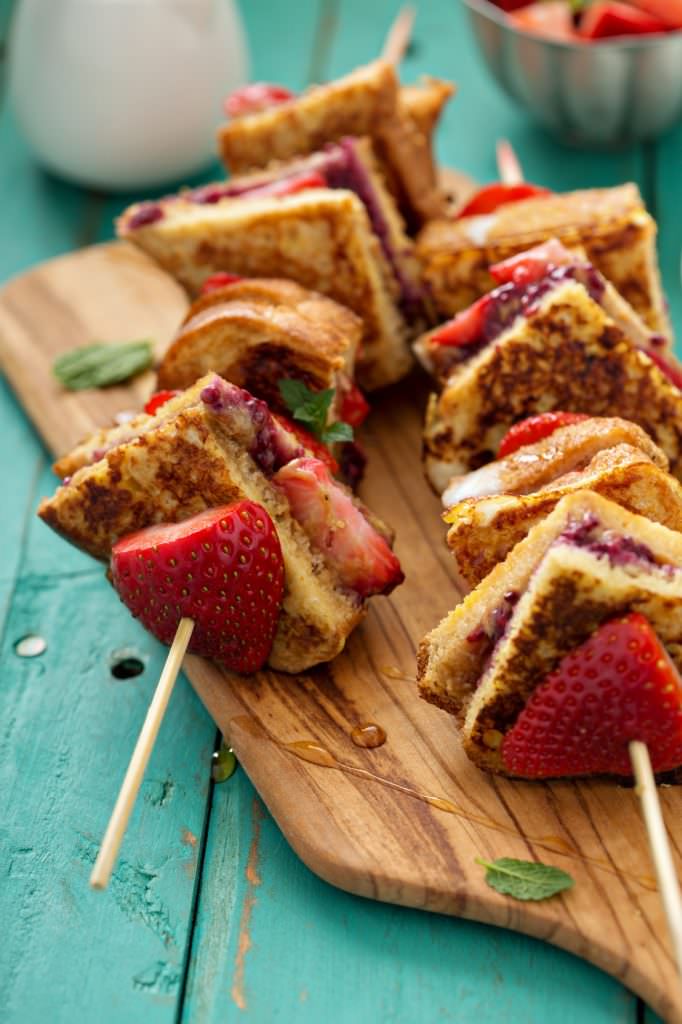 Brochettes de brioche perdue aux fraises