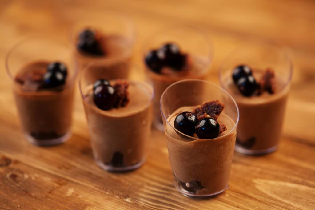 Petites verrines de mousse au chocolat aux cerises amarena