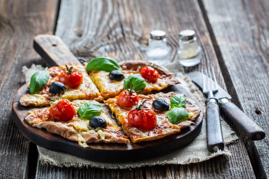 Pizza tomates cerises basilic