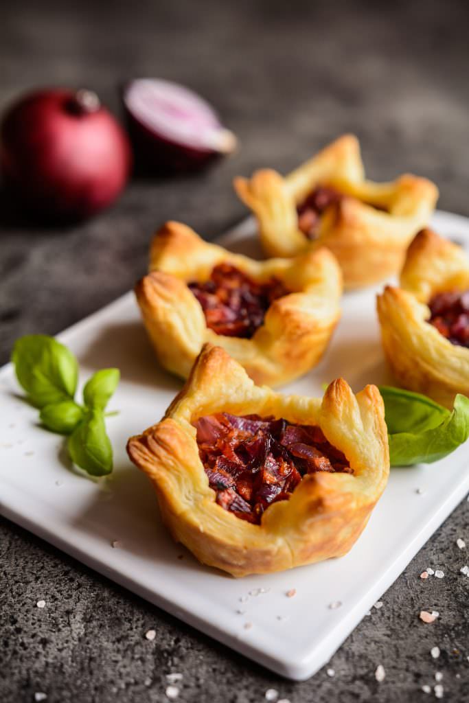 Feuilletés aux tomates séchées et oignons