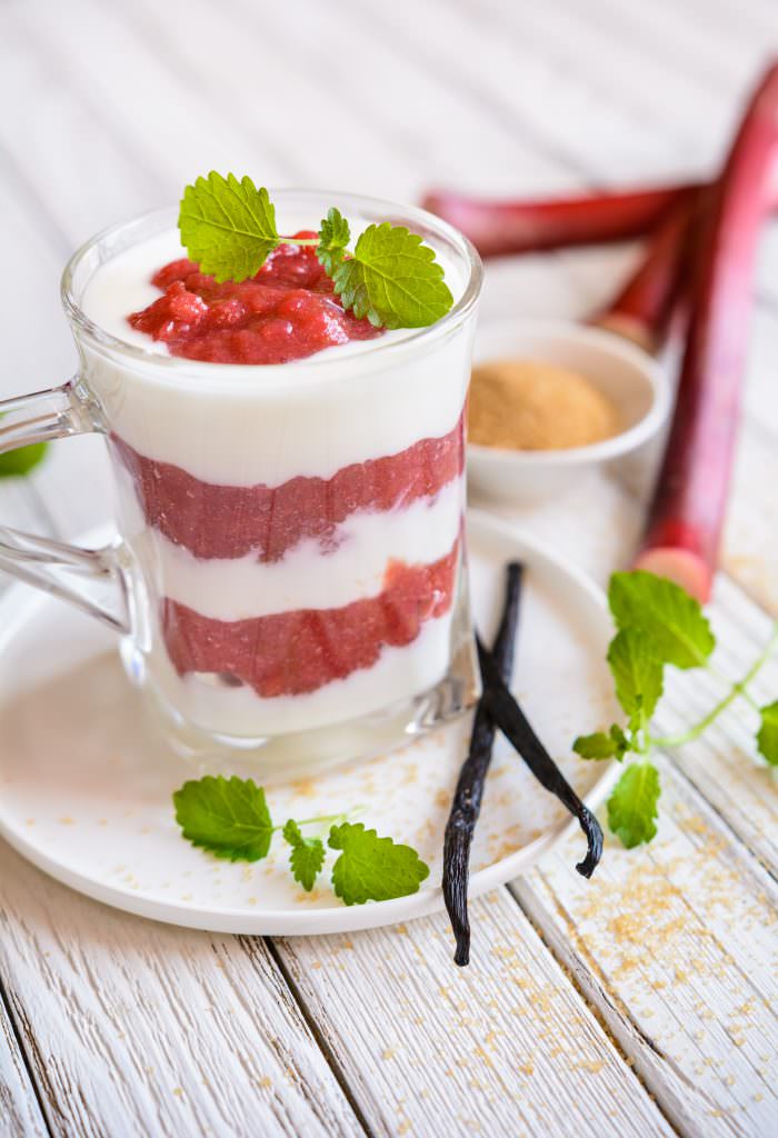 Mousse de yaourt à la compotée de rhubarbe