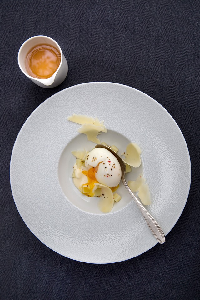 Oeuf mollet bouillon amandine et crème de comté