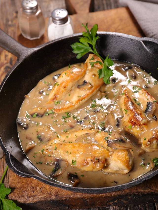 Blancs de poulet à la crème et aux champignons, une recette simple à ...