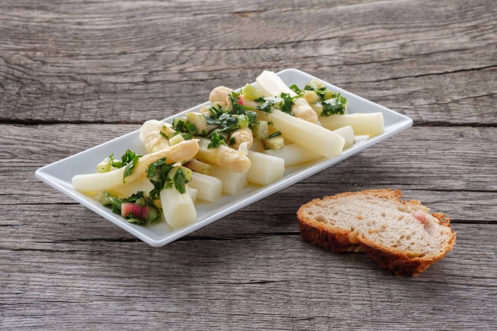 Asperges et rhubarbe en vinaigrette d’herbes