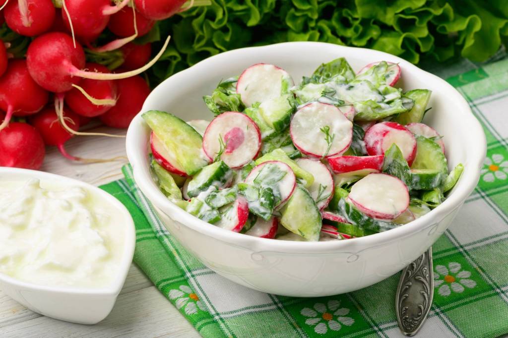 Salade de radis et concombre aux herbes et fromage blanc