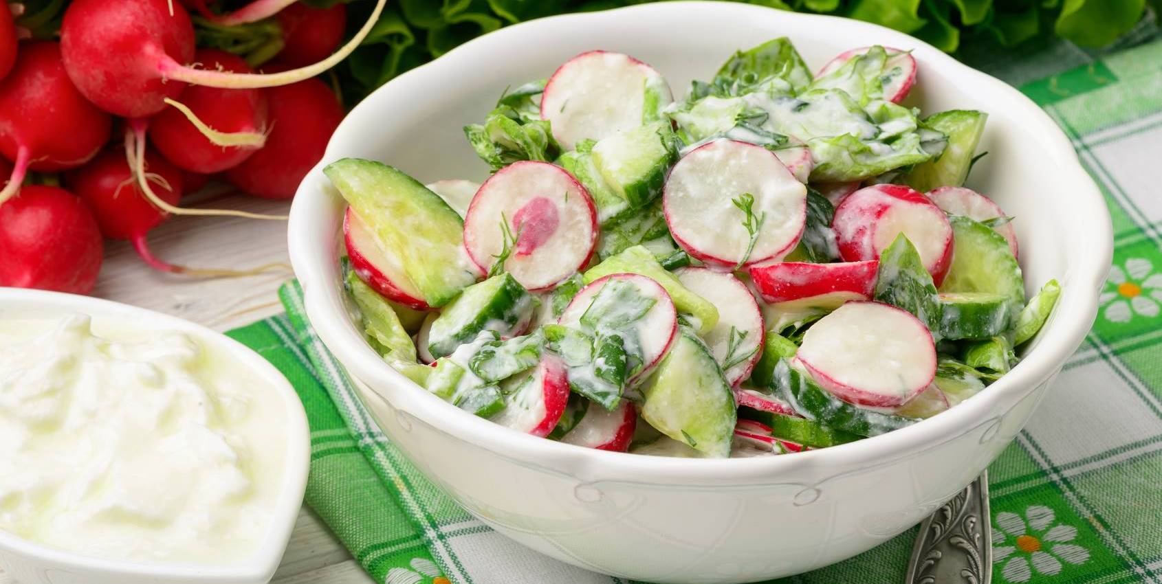 Salade de radis et concombre aux herbes et fromage blanc une salade