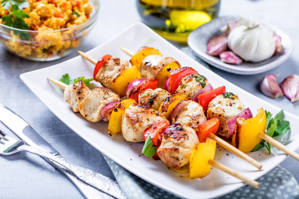 Brochettes de poulet mariné