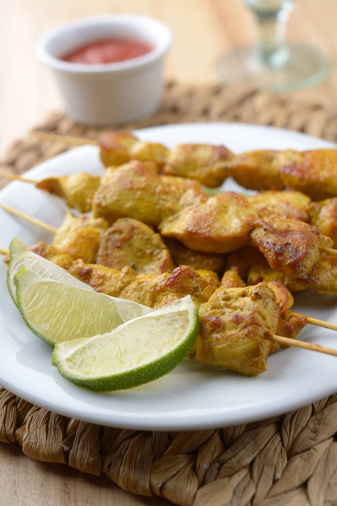 Brochette de poulet sauce satay un barbecue exotique pour un dimanche d'été et de vacances