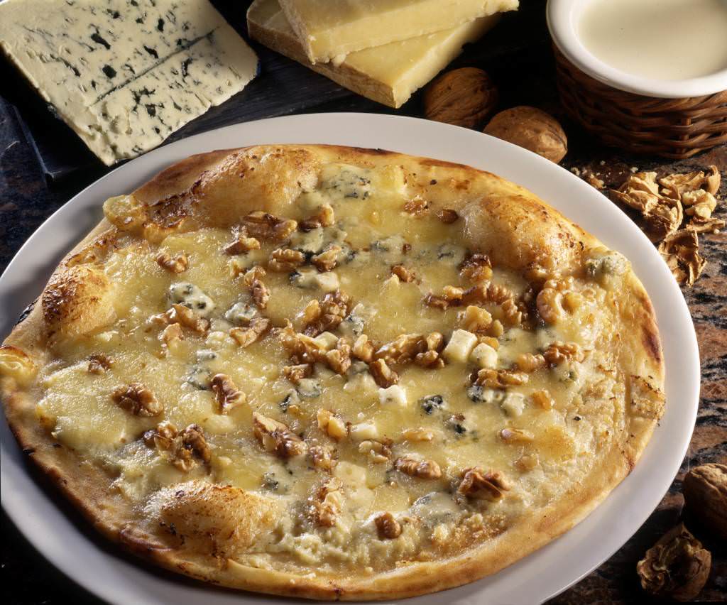 Pizza tome, bleu et noix