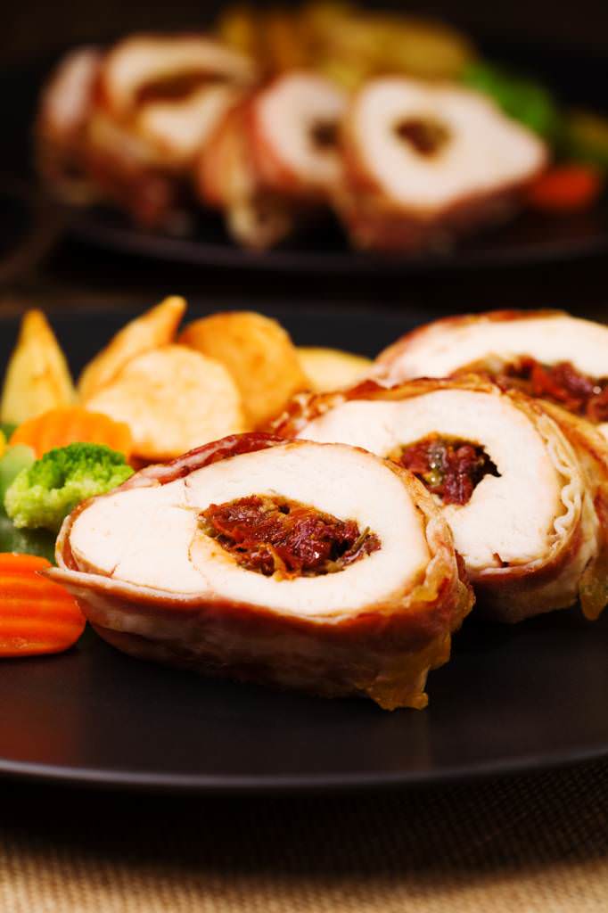 Roulés de poulet aux tomates confites