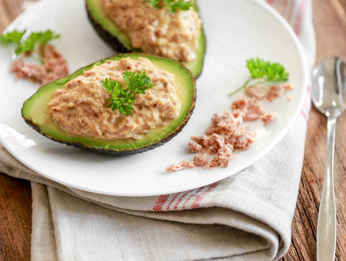 Avocat au thon une recette simplissime, prête en 5 min, et toujours un ...