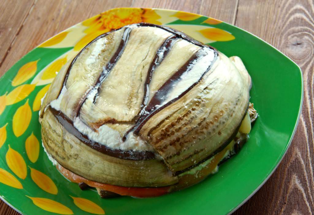 Gâteau de légumes d&rsquo;été (courgettes, aubergines, poivrons, tomates)