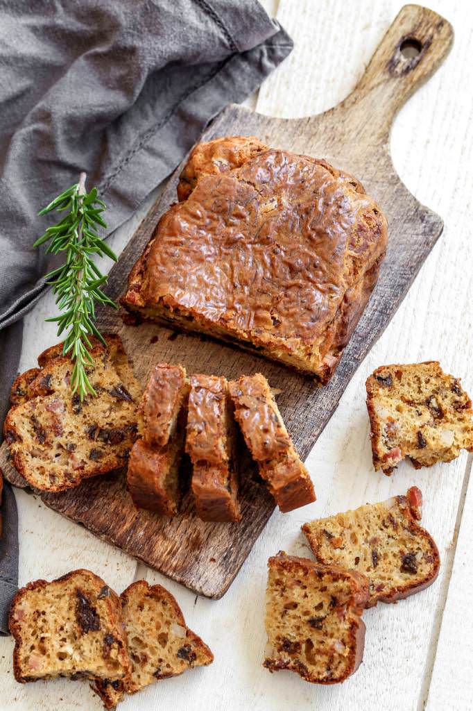 Cake aux lardons et aux pruneaux