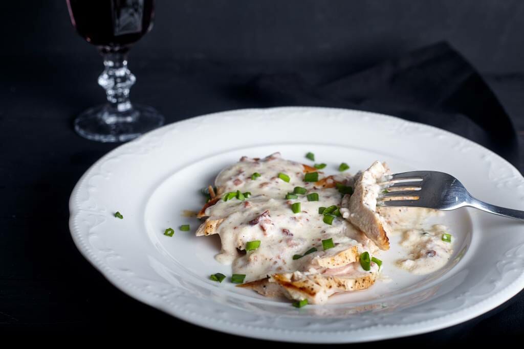 Aiguillettes de poulet à la crème fraîche, en saison ajouter des