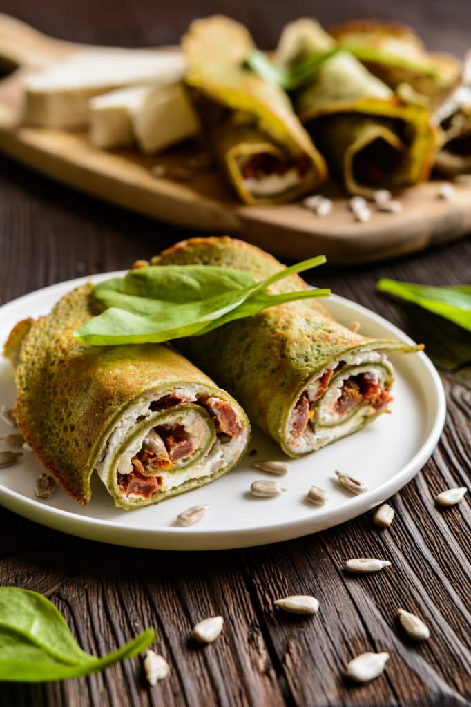 Crêpes d’épinard, fourrées fêta et tomates séchées
