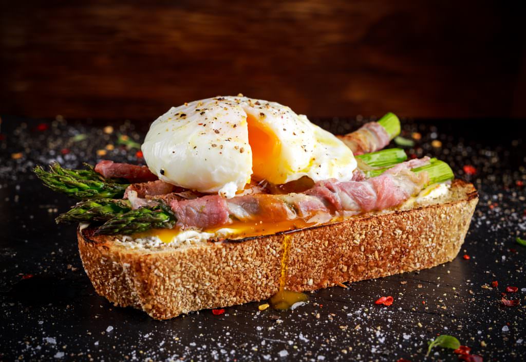 bruschetta asperge oeufs pochés