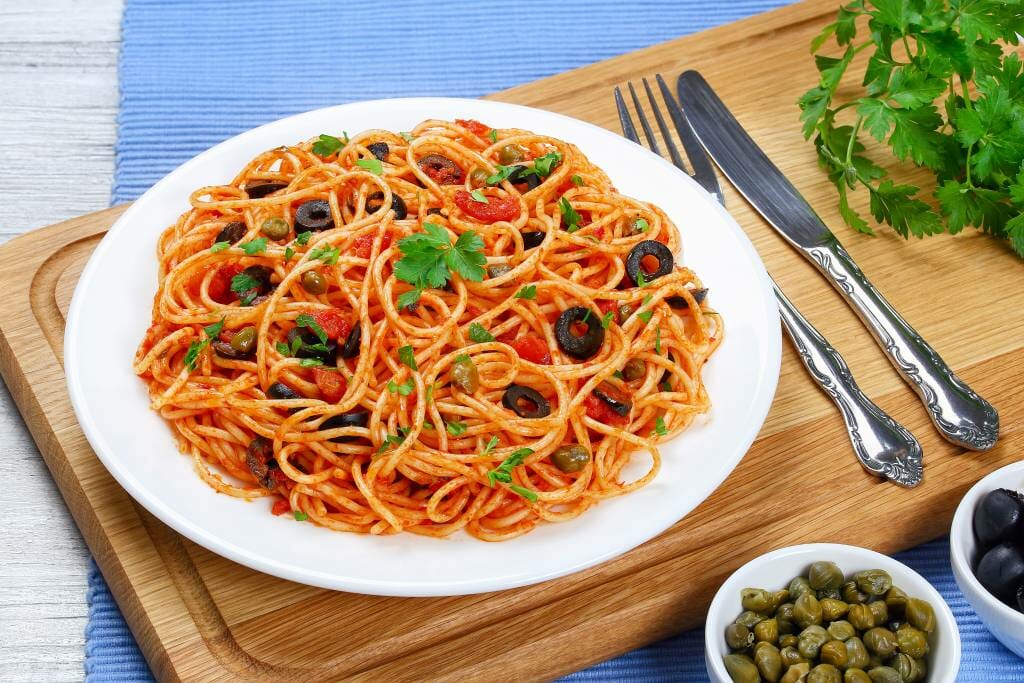 Spaghettis olives et câpres
