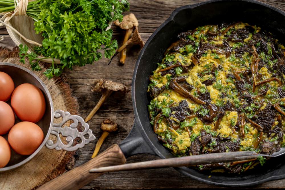 Omelette aux chanterelles, ail et persil une recette d'automne