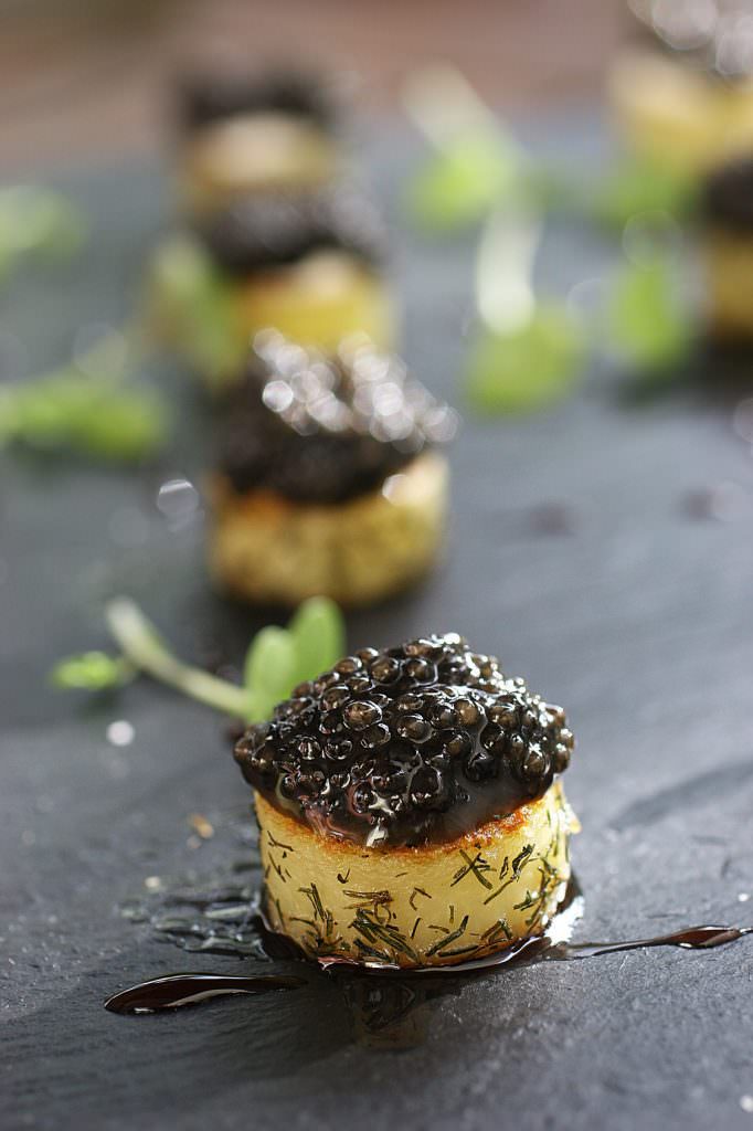 Mises en bouches de pommes de terre au caviar