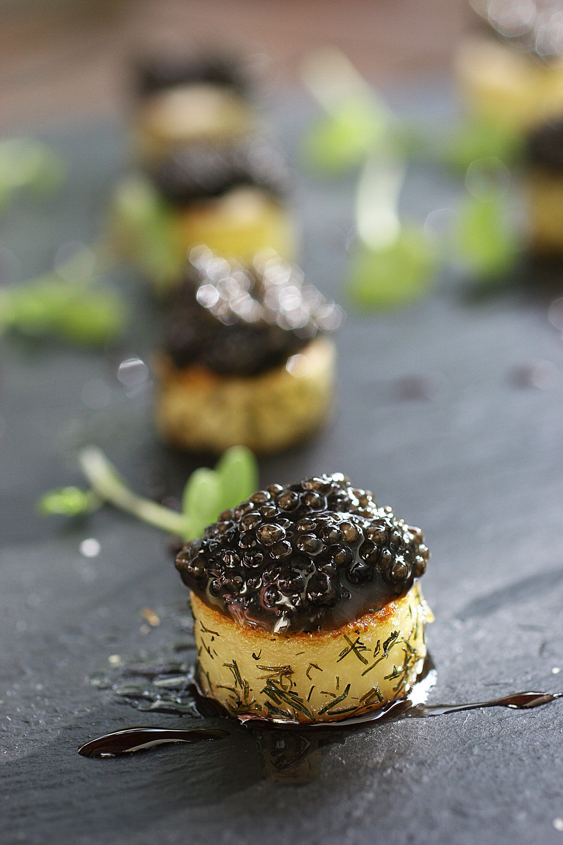Mises en bouches de pommes de terre au caviar idéal pour un apéritif de fêtes