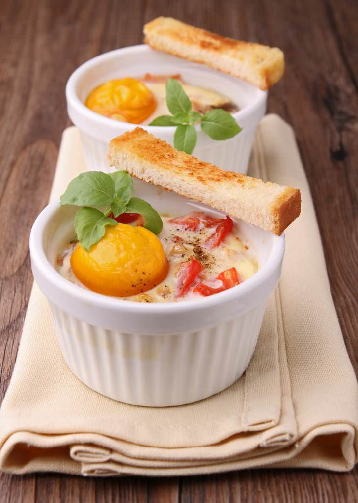 Oeufs cocotte tomate, piment et basilic