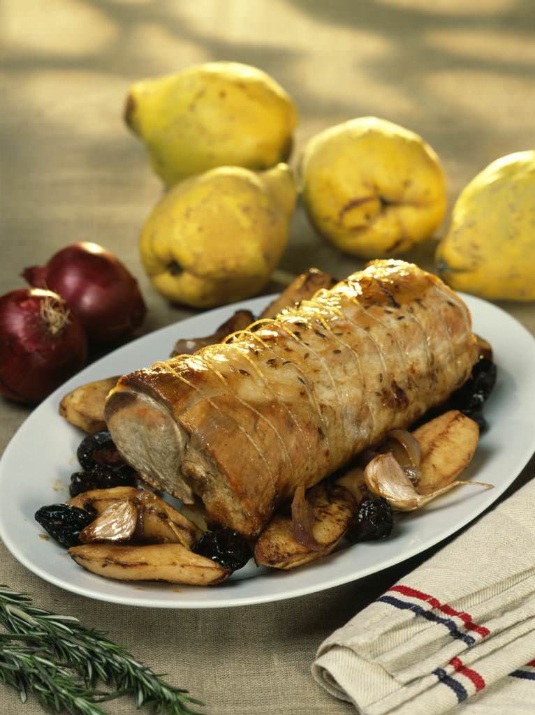Rôti de porc aux coings, pommes, pruneaux