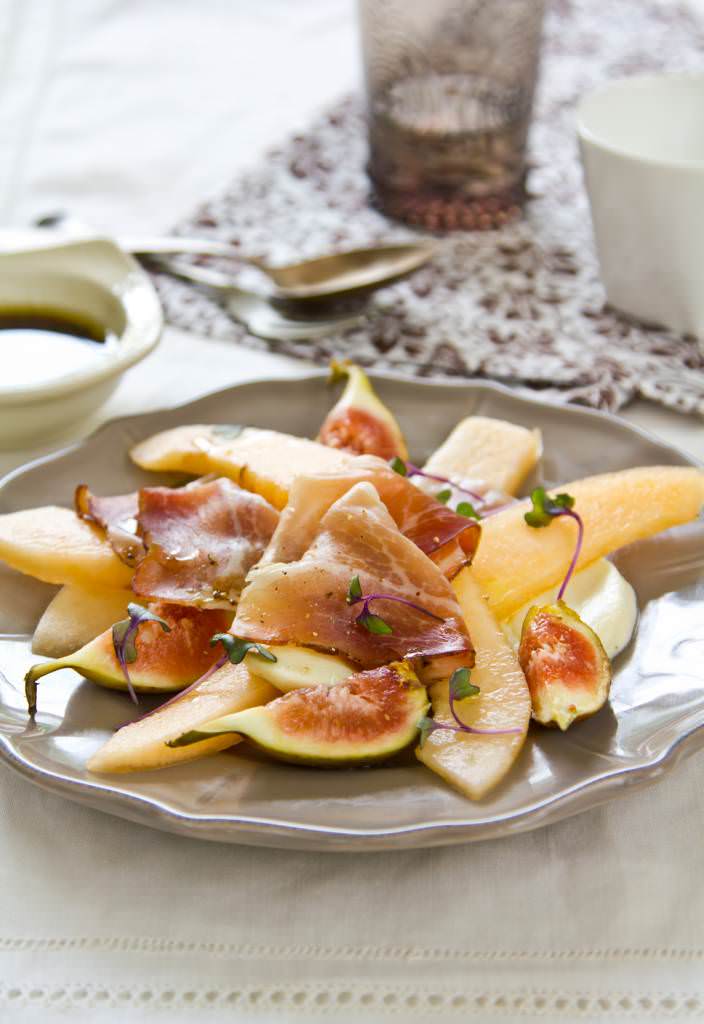 Melon et figues à la mozzarella et au jambon