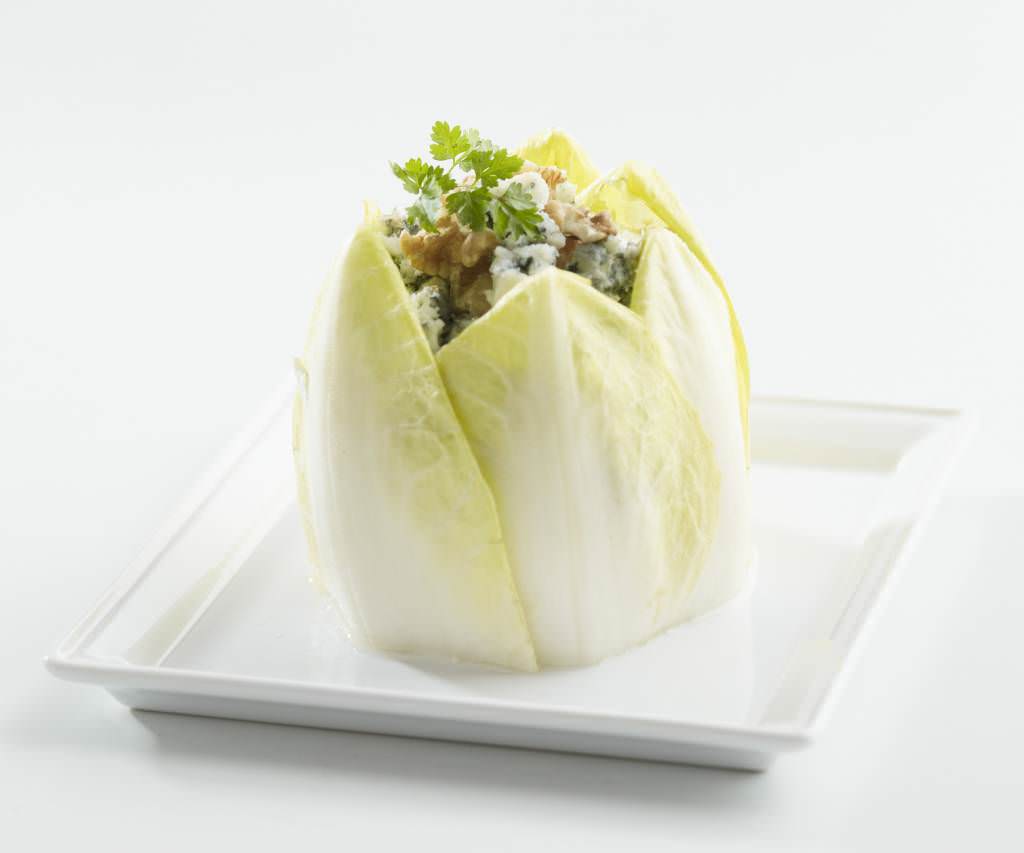 Salade d’endives au roquefort, pommes et noix