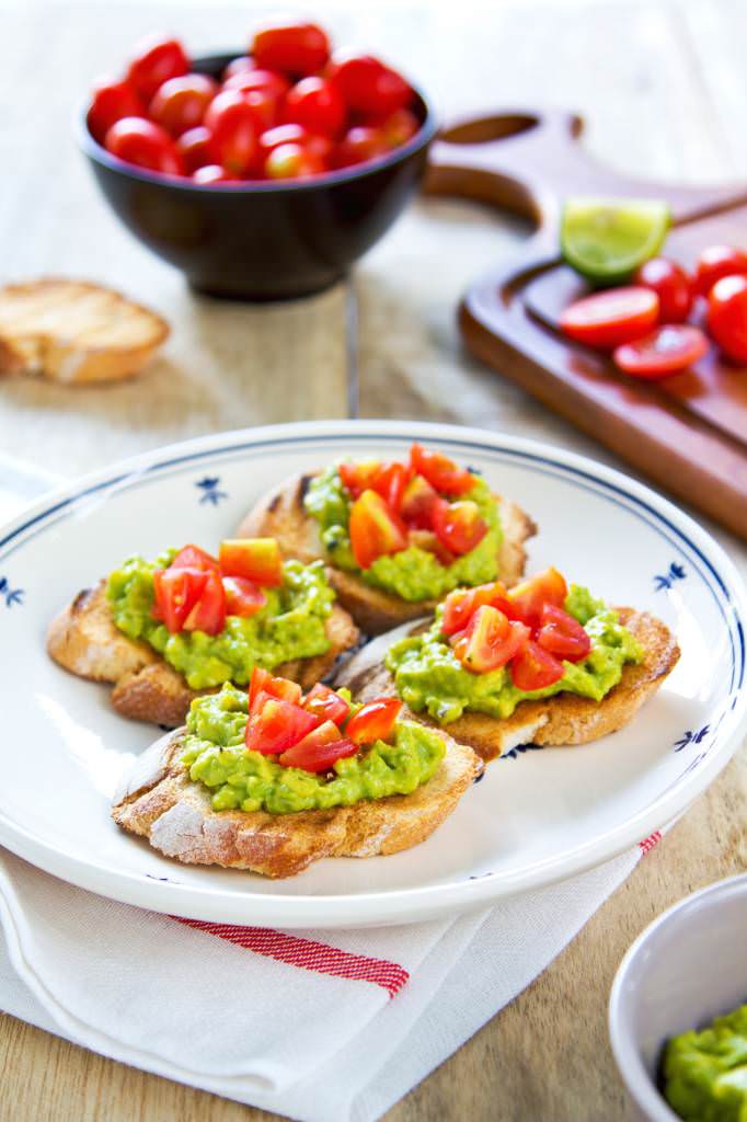 Crostinis guacamole et tomates