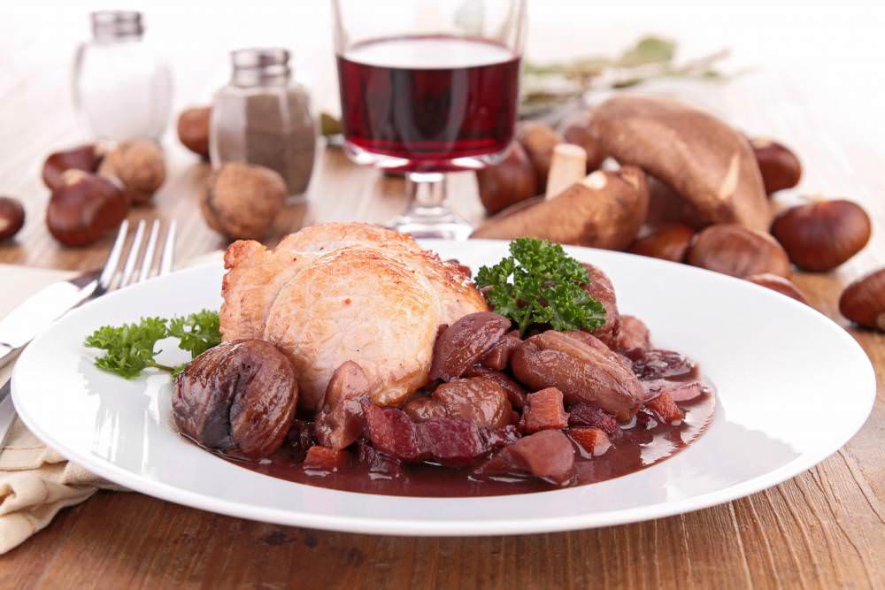 Daube d'automne de poulet au vin rouge, un bon plat de saison