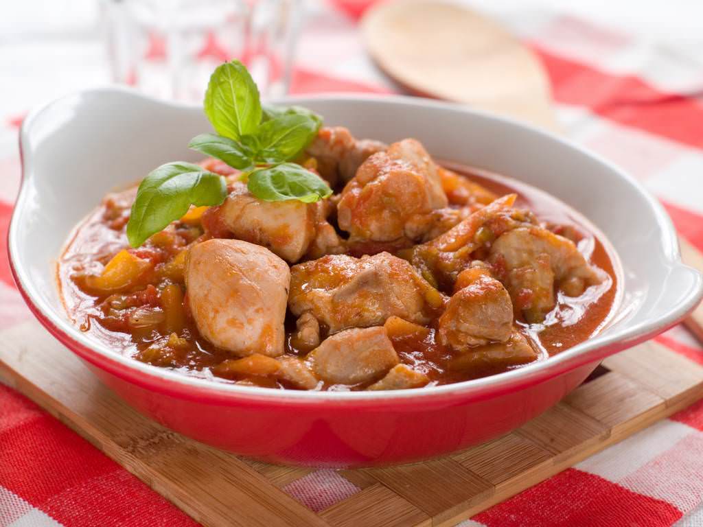 Poulet sauté à la tomate et au basilic