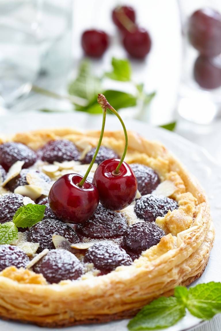 Tarte frangipane et cerises au kirsch une tarte fondant et parfumée sur ...