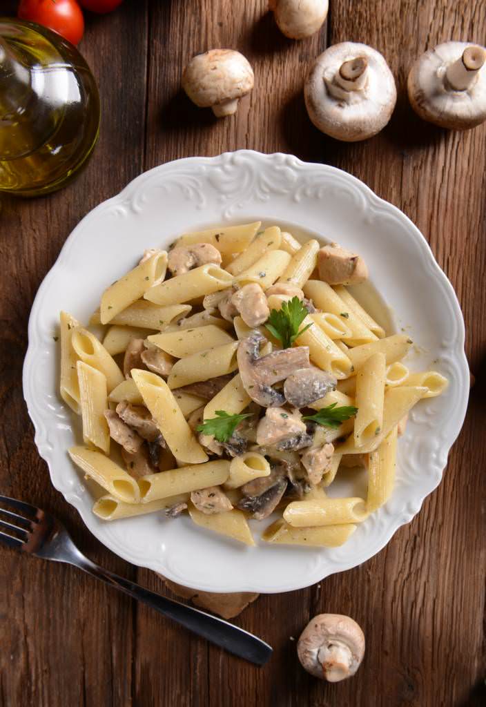 Macaronis ou pennes aux champignons et au poulet