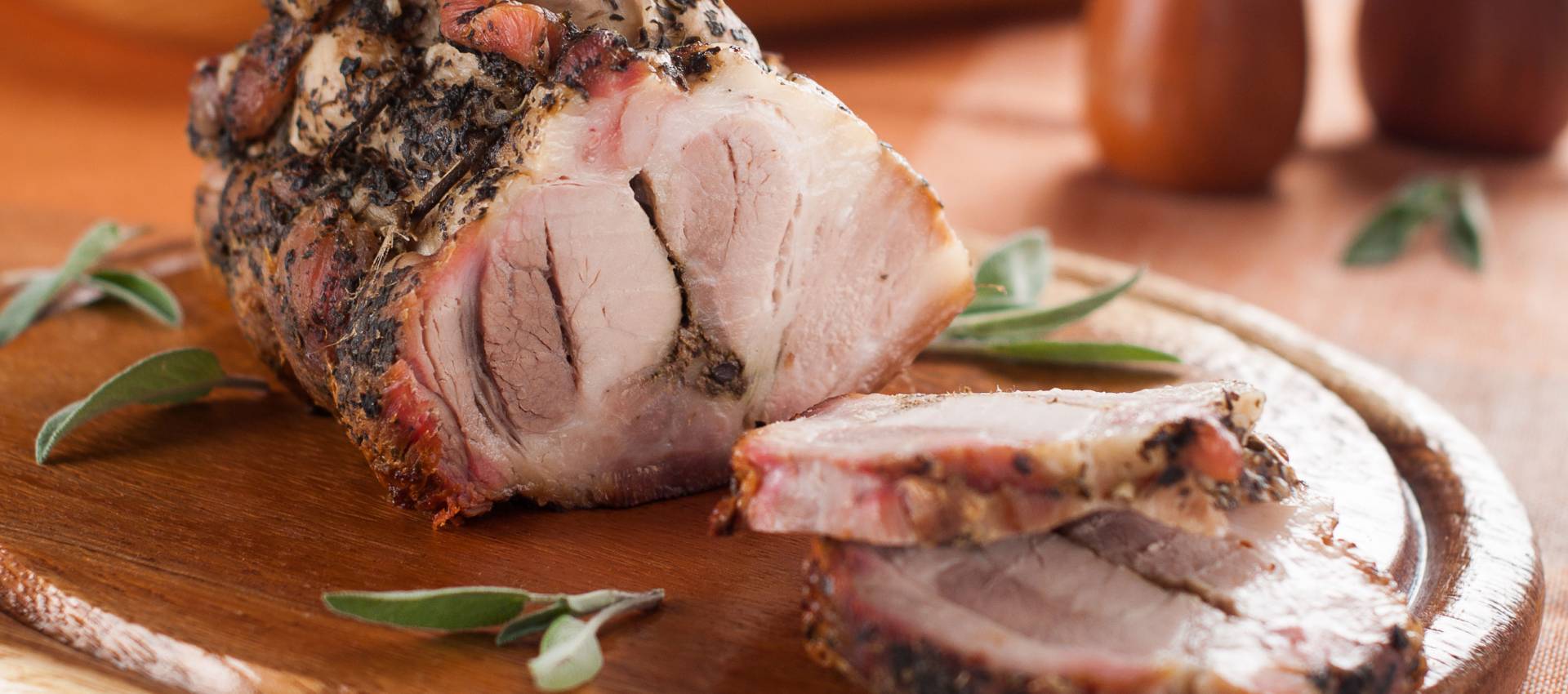 Roti de porc à la sauge une recette à faire aussi avec du veau Les