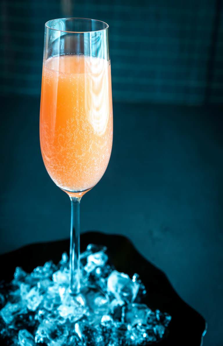 Cocktail Bellini (pêche et champagne) un cocktail delicat parfait pour les fêtes