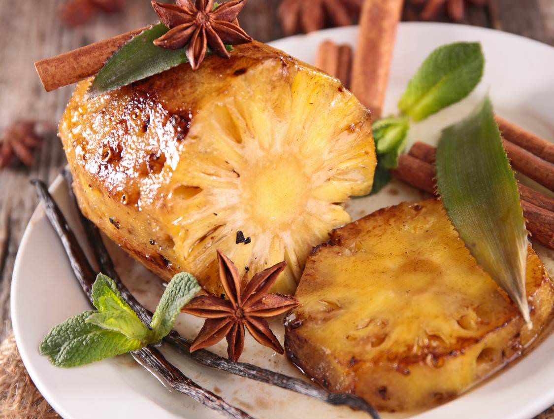 Ananas rôti sauce caramel vanille épices un délicieux dessert très parfumé Les recettes de