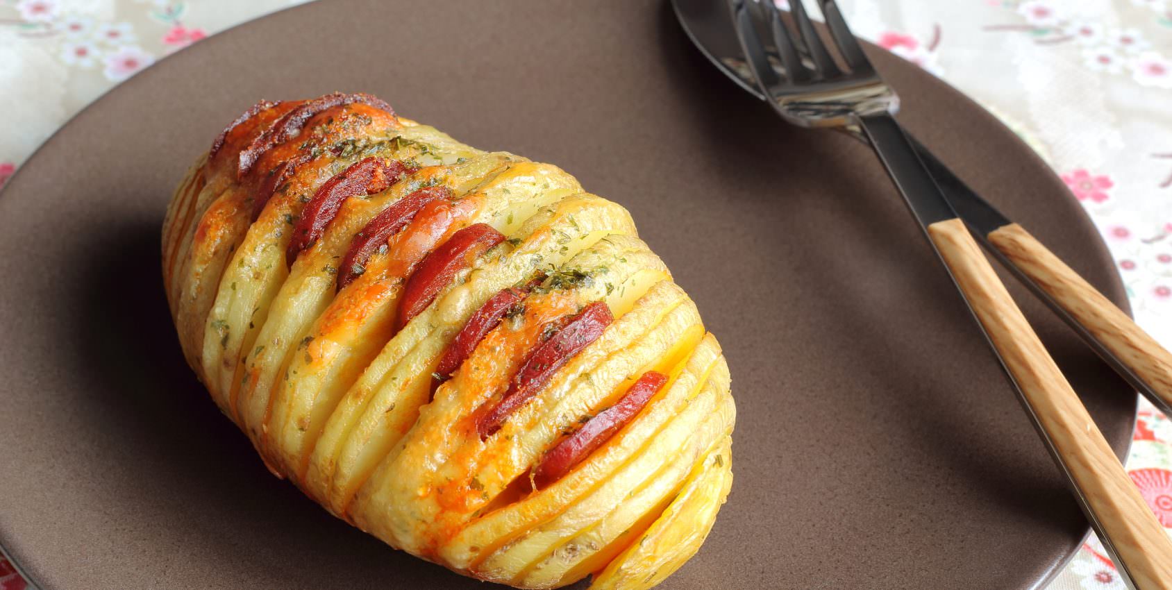 Pommes de terre au four fromage chorizo un plat à servir avec une