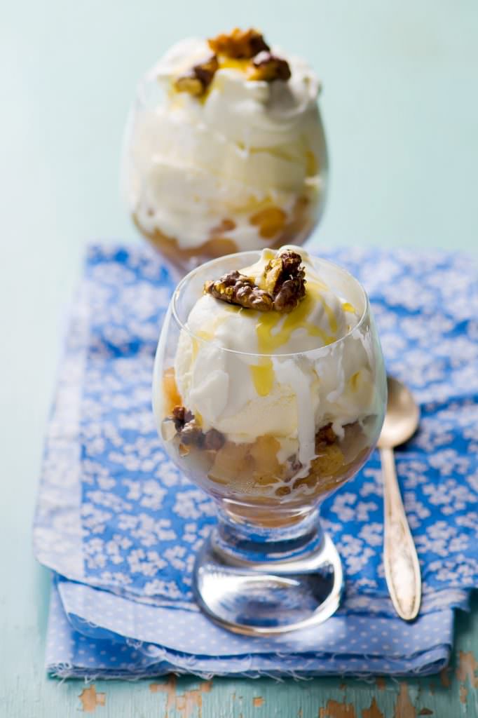 Compotée de pommes miel noix et mousse vanille