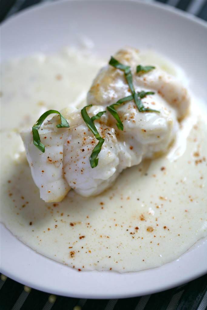 Lotte rôtie, sauce crème de Camembert au piment d’Espelette