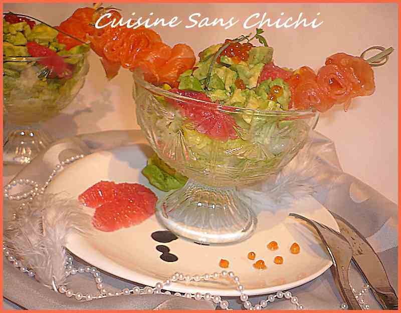 Salade de saumon fumé aux suprêmes de pamplemousse rose et avocat
