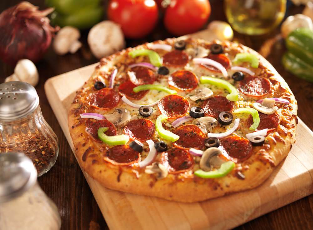 Pizza au chorizo, une pate fine garni de champignons, d'olives de