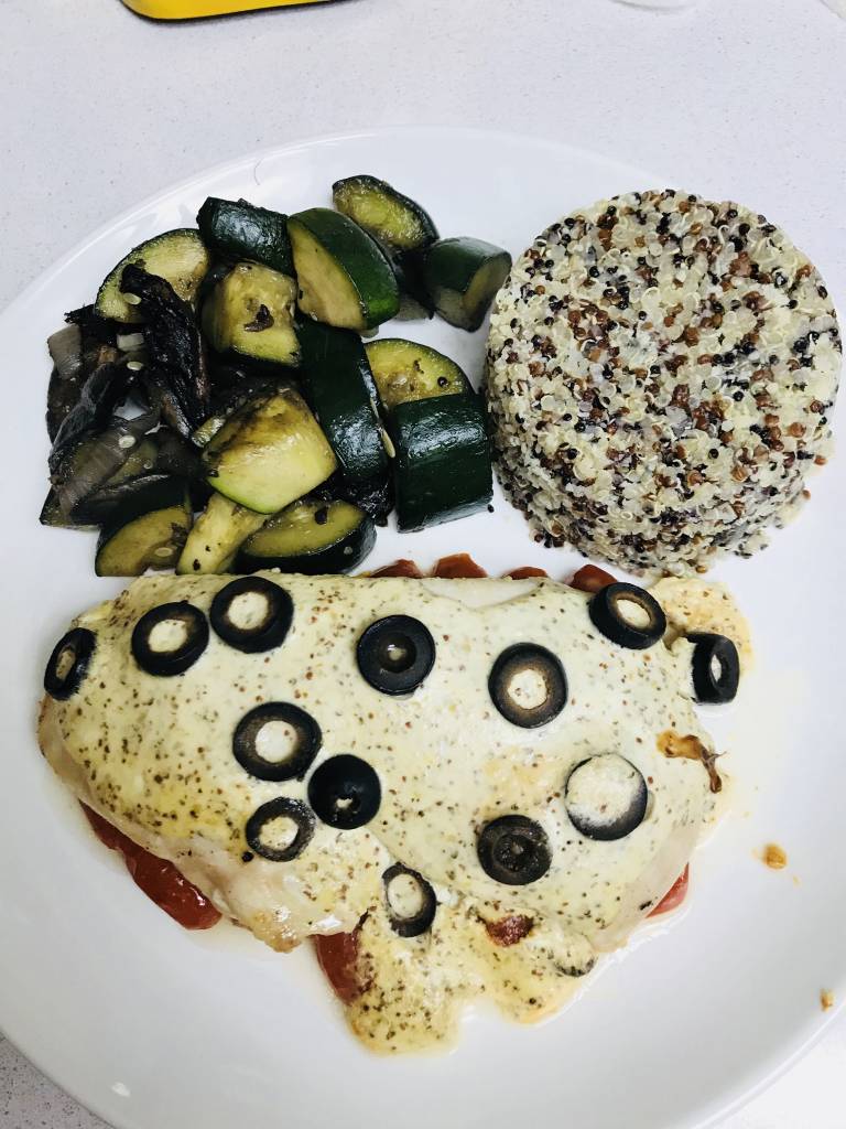 Papillote de poulet à la sauce moutarde et petits légumes