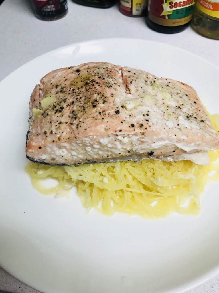 Saumon à l&rsquo;ail accompagné de courge spaghetti au  parmesan