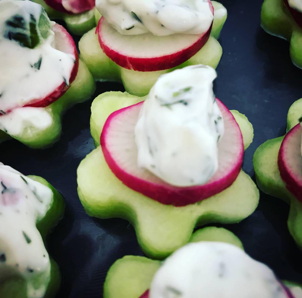 Toast de concombres, radis et tzatziki