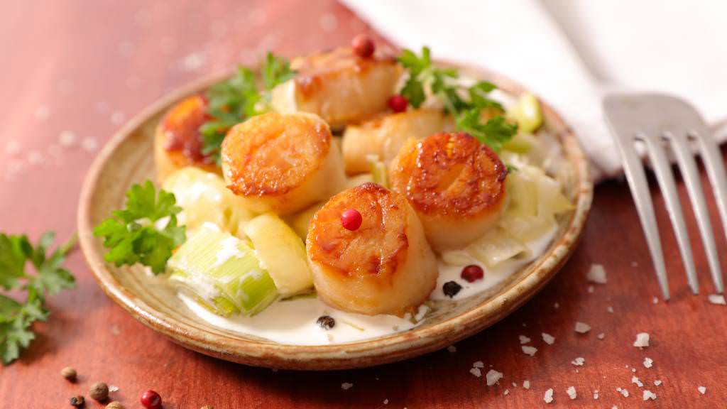 Noix de Saint-Jacques sur fondue de poireaux