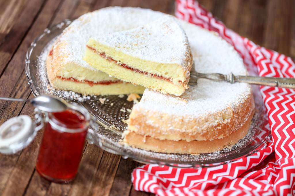 Gateau de Savoie à la confiture de fraises