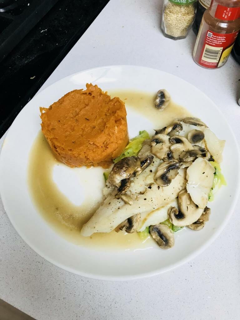 Cabillaud aux champignons, tagliatelles de courgettes et purée de patate douce à l’ail