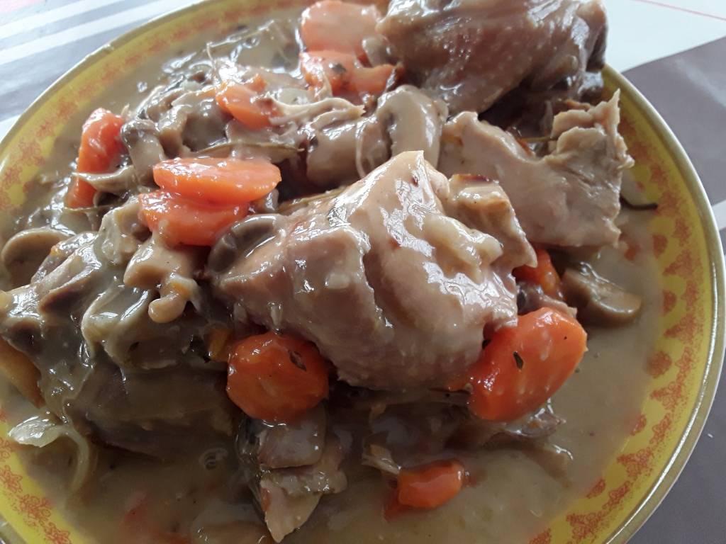 Coq au vin a la crème et aux champignons